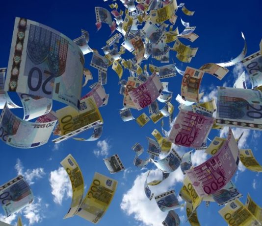 Geldscheine fallen aus den Wolken.