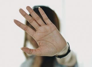 Polizeiliche Kriminalstatistik: Zahl der Gewalttaten gegen Lehrkräfte – auch schwerste Fälle – binnen zehn Jahren nahezu verdoppelt eine Frau vor weißem Hintergrund hält die ausgestreckte Hand vor Ihr Gesicht