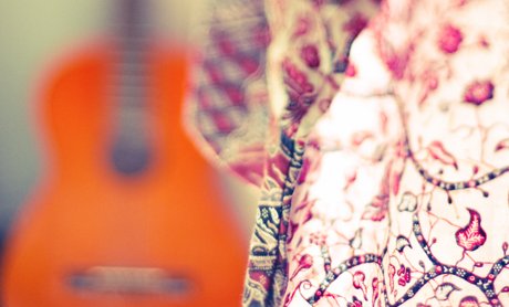 Weniger Batik und Selbstverwirklichung, dafür mehr gesellschaftlich wünschenswerte Angebote in der Erwachsenenbildung. Das wünscht sich Bayerns SPD. Foto: inna dee / flickr (CC BY 2.0)