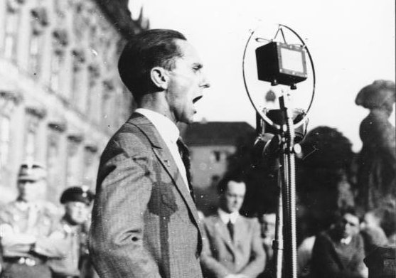 Untersuchungen zu den Reden der führenden Nazis (hier Joseph Goebbels 1932) liegen bereits in größerer Zahl vor. Der Einfluss der Ideologie auf die Alltagssprache ist dagegen kaum untersucht, so die Mannheimer Forscher. Foto: Bundesarchiv / Wikimedia Commons (CC-BY-SA 3.0)