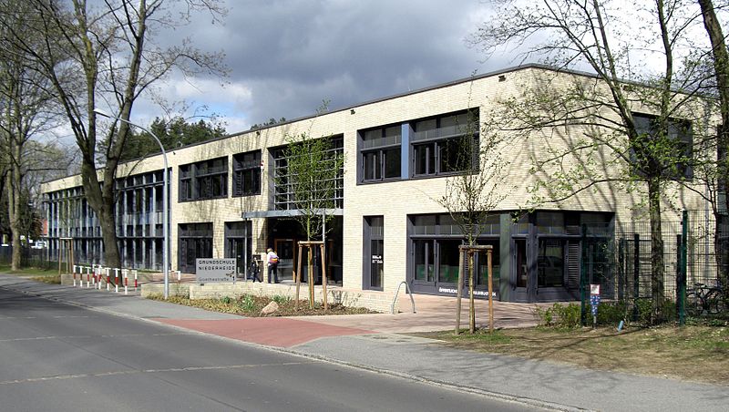 Ausgezeichnetes Schulgebäude: die Grundschule Niederheide in Hohen Neuendorf. Foto: Havelbaude / Wikimedia Commons (CC BY-SA 3.0)
