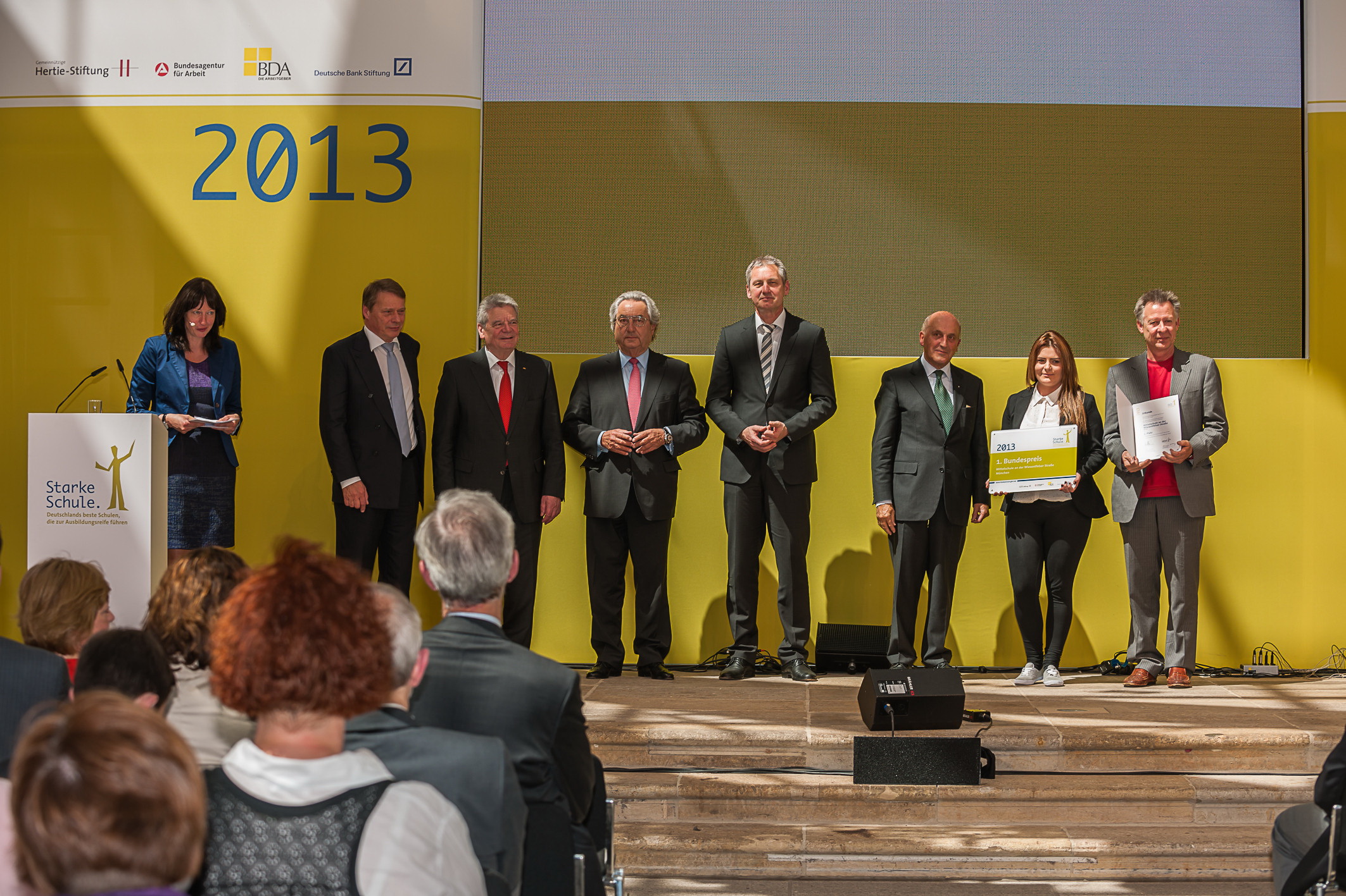 Erster Preis für “Starke Schule” geht nach München Gewinner und Partner bei der Bundespreisverleihung „Starke Schule“ in Berlin, v. l. n. r. Elisabeth Niejahr (Moderation), Dr. John Feldmann (Vorstandsvorsitzender Gemeinnützige Hertie-Stiftung), Joachim Gauck (Bundespräsident), Dr. Dieter Hundt (Bundesvereinigung der Deutschen Arbeitgeberverbände), Raimund Becker (Bundesagentur für Arbeit), Dr. Tessen von Heydebreck (Deutsche Bank Stiftung), Melisa Kalender (Schülerin), Jürgen Walther (Rektor)