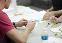 Gut ausgebildete Schulpsychologen können die Gruppendynamik an Schulen erheblich verbessern. Foto: StartupStockPhotos / pixabay (CC0)