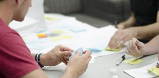 Gut ausgebildete Schulpsychologen können die Gruppendynamik an Schulen erheblich verbessern. Foto: StartupStockPhotos / pixabay (CC0)