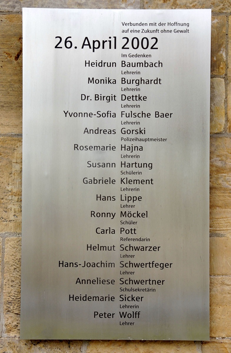 Gedenktafel für die Opfer am Gutenberg-Gymnasium (Foto: Wikimedia)