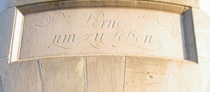 "Lerne um zu leben": Inschrift über einem Seiteneingang des Gutenberg-Gymasiums. Foto: Christoph Hoffmann / Flickr (CC BY-SA 2.0) 