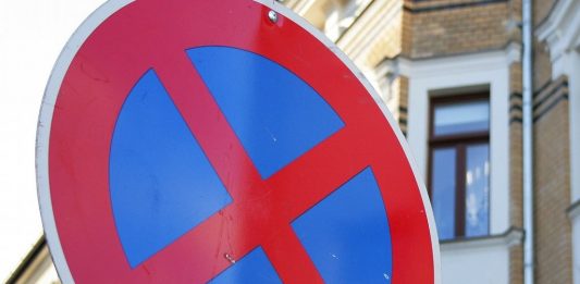 Halten im Halteverbot stellt für viele Eltern im morgendlichen Stress eine lässliche Sünde dar. Foto: myimmo / pixabay (CC0)