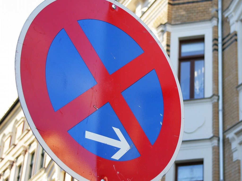 Halten im Halteverbot stellt für viele Eltern im morgendlichen Stress eine lässliche Sünde dar. Foto: myimmo / pixabay (CC0)