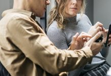 Die Kombination aus komplexen Arbeitsaufgaben, Lernen am Arbeitsplatz und zusätzlichen Weiterbildungsmaßnahmen fördert die Innovationsleistung in einem Unternehmen deutlich. Foto: rawpixel / Pixabay (CC0 1.0)