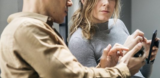 Die Kombination aus komplexen Arbeitsaufgaben, Lernen am Arbeitsplatz und zusätzlichen Weiterbildungsmaßnahmen fördert die Innovationsleistung in einem Unternehmen deutlich. Foto: rawpixel / Pixabay (CC0 1.0)