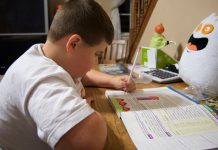 Wer sich täglich seine Hausaufgaben macht und auf dem neuesten Stand bleibt, hat später offenbar gute Chancen auf ein gutes Einkommen. Foto: Casey Fleser / Wikimedia Commons (CC BY 2.0)