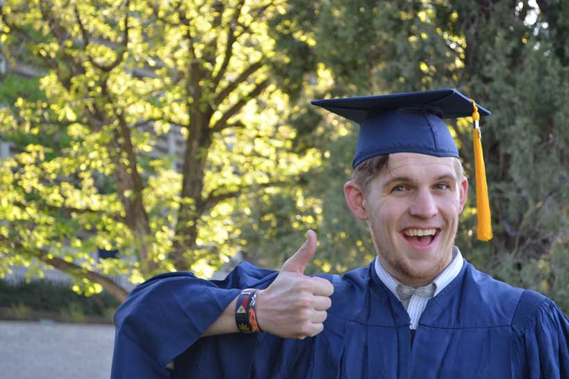 Graduierter in Hut und Mantel