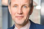 Biedermann und Einpeitscher: Der AfD-Funktionär und frühere Lehrer Björn Höcke. Foto: Alexander Dalbert / Wikimedia Commons