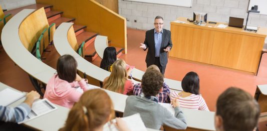 Ein Dozent im Hörsaal