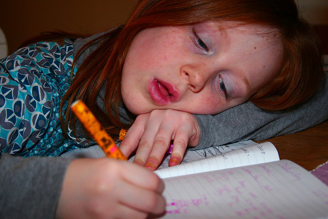 Nicht gerade die optimale Haltung für die Hausaufgaben. Foto: apdk / Flickr (CC BY 2.0)