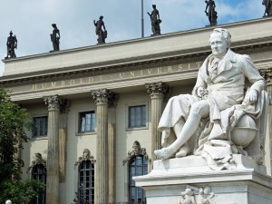 Was würde Humboldt von der heutigen Bildung denken? Humboldt-Denkmal vor der Berliner Humboldt-Universität. Foto: Dierk Schaefer / flickr (CC BY 2.0)