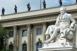 Was würde Humboldt von der heutigen Bildung denken? Humboldt-Denkmal vor der Berliner Humboldt-Universität. Foto: Dierk Schaefer / flickr (CC BY 2.0)