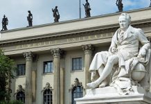 Was würde Humboldt von der heutigen Bildung denken? Humboldt-Denkmal vor der Berliner Humboldt-Universität. Foto: Dierk Schaefer / flickr (CC BY 2.0)