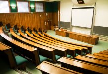 Leerer Hörsaal Universität Semester (c) shutterstock / Paul.J.West