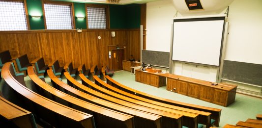 Leerer Hörsaal Universität Semester (c) shutterstock / Paul.J.West