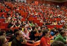 Kein Ende beim “Akademisierungswahn” in Sicht: Bis 2050 hält der Ansturm auf die Hochschulen mindestens an Die Hörsäle bleiben voll. Foto: Neo_II / flickr (CC BY 2.0)