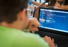 FDP und CDU wollen Schulfach Informatik mit den Naturwissenschaften gleichstellen Schüler blicken auf Bildschirme mit Codezeilen