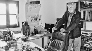 Janosch in seinem  Atelier am Zeichnertisch. (© Angela Bajorek)