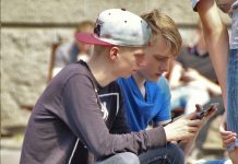 Onlinemedien sind allgegenwärtig. Umso wichtiger ist ein aufgeklärter Umgang mit Smartphone, Tablet und Co. Foto: natureaddict / Pixabay (CC0 1.0)