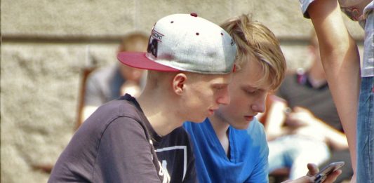 Onlinemedien sind allgegenwärtig. Umso wichtiger ist ein aufgeklärter Umgang mit Smartphone, Tablet und Co. Foto: natureaddict / Pixabay (CC0 1.0)