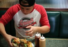 Spät essen = mehr Essen? Jugendliche neigen dazu, die Energiezufuhr in den Abend zu verlegen. Foto: jp26jp / pixabay (CC0)