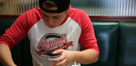 Spät essen = mehr Essen? Jugendliche neigen dazu, die Energiezufuhr in den Abend zu verlegen. Foto: jp26jp / pixabay (CC0)