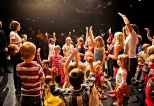 Mozart für Minis – Theater entwerfen immer mehr Konzerte für Kinder Viele Theater haben heute Angebote für Kinder und Jugendliche fest im Programm. Foto: Next Liberty Graz Jugendtheater GmbH / Wikimedia Commons (CC BY-SA 4.0)