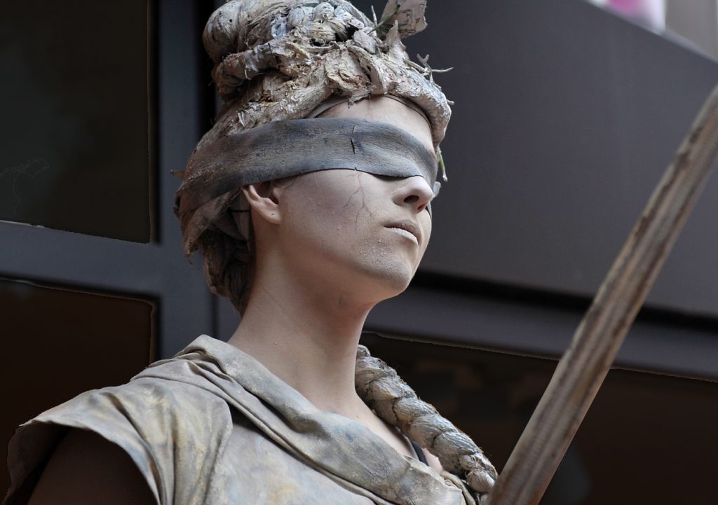 Misswirtschaft, Unterschlagung, Führungsversagen. Nun klärt das Arbeitsgericht Düsseldorf, ob dem Volkshochschulverband Schadenersatz zusteht. Foto: FaceMePLS / flickr (CC BY 2.0)