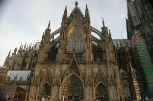 Ein Beitrag zur Gerechtigkeit? Die große Stadt am Rhein will von Lehrern Geld für's Parken. Foto: tekrei / flickr (CC BY-SA 2.0)