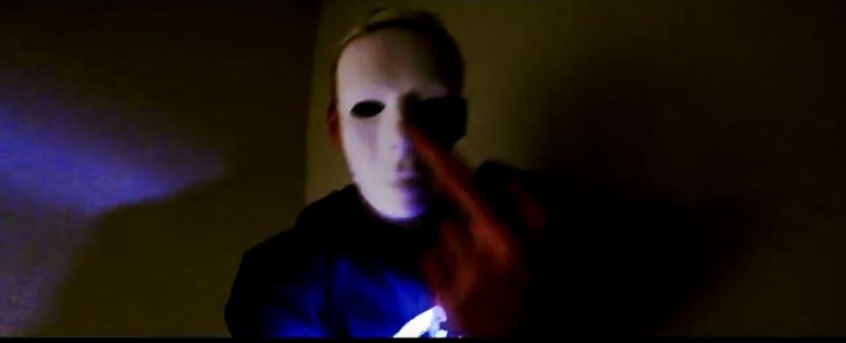 Stinkefinger in die Kamera: Abiturient in einem Video von 2015. Screenshot