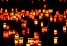 Von „Zorn und Empörung“ bei der Mahnwache zum Tod einer Elfjährigen in Berlin berichtet der Tagesspiegel. (Symbolbild) Foto: Hans / Pixabay (CC0 1.0)