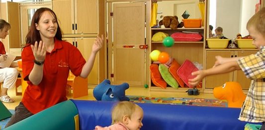 Sieht nett aus - ist aber tatsächlich harte Arbeit: der Erzieherinnen-Alltag. Foto: Thomas Pompernigg/Flickr (CC BY-SA 2.0)