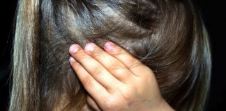 Eltern von Kindern aus Scheidugsfamilien berichteten weitaus häufiger von stressbedingten Kopfschmerzen ihrer Kinder, als Eltern, die noch zusammen lebten. Foto: Counselling / Pixabay (CC0 1.0)