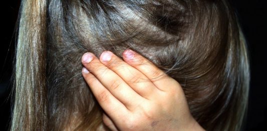 Eltern von Kindern aus Scheidugsfamilien berichteten weitaus häufiger von stressbedingten Kopfschmerzen ihrer Kinder, als Eltern, die noch zusammen lebten. Foto: Counselling / Pixabay (CC0 1.0)