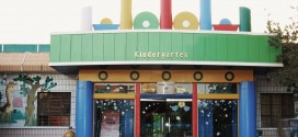 Kindergarten-Eingang - In allen Bundesländern sind in den letzten Jahren die Kitas massiv ausgebaut worden. Foto: Sigismund von Dobschütz / Wikimedia Commons (CC-BY-SA-3.0)