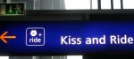 Vor Bahnhöfen sind „Kiss and ride“-Zonen bereits alltäglich. Möglicherweise könnten sie auch Schulwege sicherer machen. Foto: Erik Cleves Kristensen / Wikimedia Commons (CC BY 2.0)