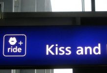 Haltestellen für «Eltern-Taxis» sollen Straßenverkehr sicherer machen Vor Bahnhöfen sind „Kiss and ride“-Zonen bereits alltäglich. Möglicherweise könnten sie auch Schulwege sicherer machen. Foto: Erik Cleves Kristensen / Wikimedia Commons (CC BY 2.0)