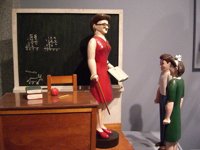 Machmal kommt einem der Alltag wie eine endlose Schliefe von Wiederholungen vor. besonders als Lehrer im Klassenzimmer- hier drei Figuren im Klassenzimmer fotografiert Classroom with Three Figures By Lavern Kelley. In the folk art gallery at the Smithsonian American Art Museum. . (Foto: Andrew Kuchling/Flickr (CC BY-SA 2.0)