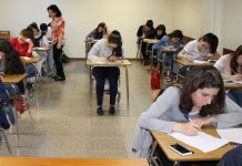 Die Ferienplanung führt zu Stress. Foto: Narek75 / Wikimedia Commons (CC BY-SA 4.0) (Ausschnitt)