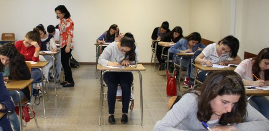 Die Ferienplanung führt zu Stress. Foto: Narek75 / Wikimedia Commons (CC BY-SA 4.0) (Ausschnitt)