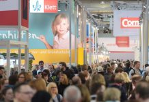 Schulen kaufen zu wenige Schulbücher. Klett trotzt der Flaute – mit eigenen Schulen Warten auf die digitale Revolution: Die großen Schulbuchverlage auf der didacta im Frühjahr in Hannover. Foto: Deutsche Messe