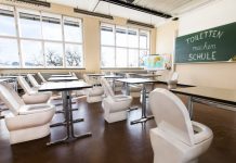 Es stinkt zum Himmel: Kinder und Jugendliche demonstrieren für bessere Schulklos