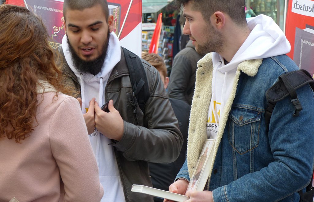 Koran-Verteilung in München, EKD-Präsident Bedford-Strohm erhofft sich von flächendeckendem Islam Unterricht eine Immunisierung Jugendlicher gegen fundmentalistische Tendenzen. Foto: Metropolico.org / flickr (CC BY-SA 2.0)