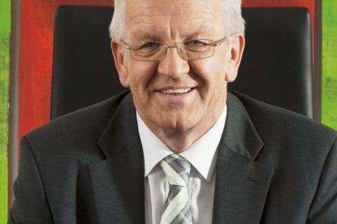 Ließ sich beim Abbau von Lehrerstellen immer weiter herunterhandelt - jetzt wohl auf null: Ministerpräsident Kretschmann. Foto: dicacta