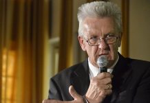 Baden-Württembergs Ministerpräsident Winfried Kretschmann forderte in seiner Rede die Eltern mit deutlichen Worten zu mehr konstruktiver Zusammenarbeit mit Lehrern auf. Foto: Die Grünen / Wikimedia Commons (CC BY-SA 2.0)